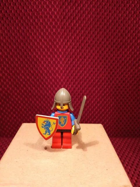 Vtg 80'S era LEGO man-at-arms with: Sword, shield, helmet and cape
