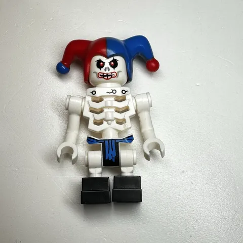 LEGO Krazi Skulkin Vertical Grip Hands, Red and Blue Jester Hat NINJAGO NJO0017