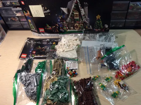 EUC Displayed Only LEGO Creator #10275 Elf Club House 1197pcs Christmas Reindeer