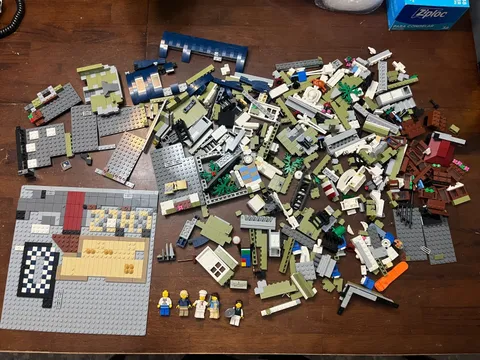 LEGO Creator Expert: Parisian Restaurant 10243 Incomplete w/ Minifigures READ**