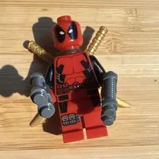 LEGO Deadpool Minifigure 6866 w/ Dual Gold Swords & Guns MINT CONDITION