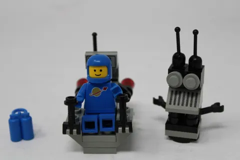 LEGO Classic Space - XT-5 and Droid -  6809  - w/ Instructions & Checklist