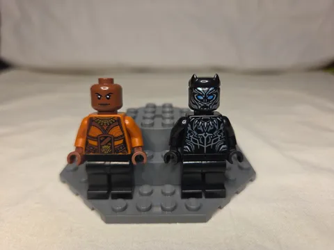 LEGO Marvel: Okoye and Black Panther - Metallic Light Blue Minifigure 76099
