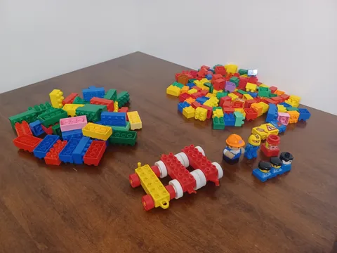 LEGO DUPLO BUILDING BLOCKS WHEELED CARRIAGES MEN 177 PCS.VERY NICE CONDITION