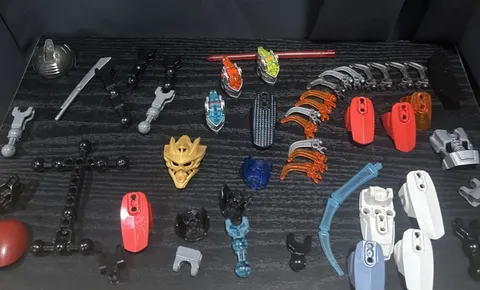 Lego Bionicle Pearl Gold Kanohi Mask of Water 19062 + Mixed Bionicle parts