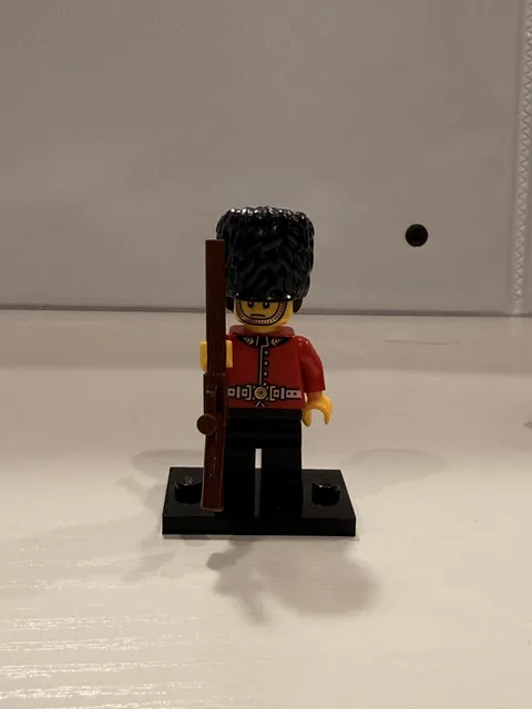 LEGO Minifigures Series 5 8805 - Royal Guard w/ Rifle Accessory