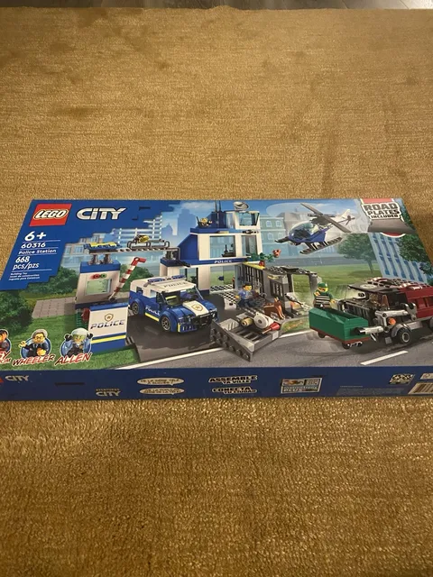 LEGO City Police Station 60316 Complete Set 668 pcs Road Plates Box