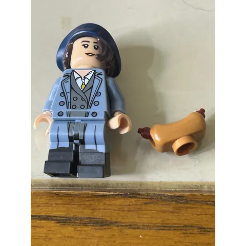 Fantastic Beasts LEGO Minifigure Tina Goldstein Blue Coat Hat with Hotdog