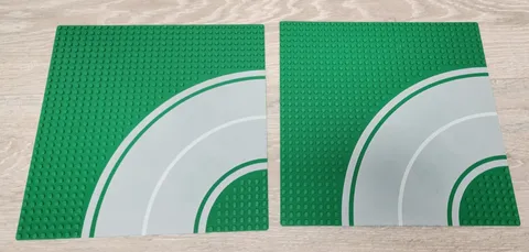 Lego 30281 613p01 Green Baseplate Road 32 x 32 8-Stud Curve Road Pattern Lot Of2