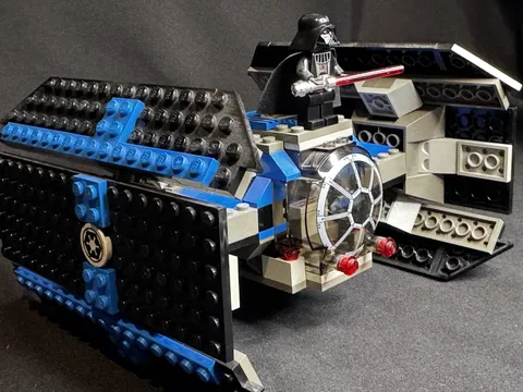 LEGO Star Wars: Darth Vader's TIE Fighter Set 8017 (2009) Minifig Retired