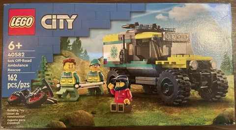 LEGO CITY: 4x4 Off-Road Ambulance Rescue (40582)