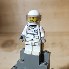 LEGO Plastic Space Astronaut Minifigure White Suit Figure w/ Helmet