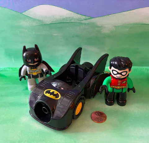 LEGO DUPLO (10919) BATMAN & ROBIN W/ CAPES & BATMOBILE SET EUC DC COMICS LOT