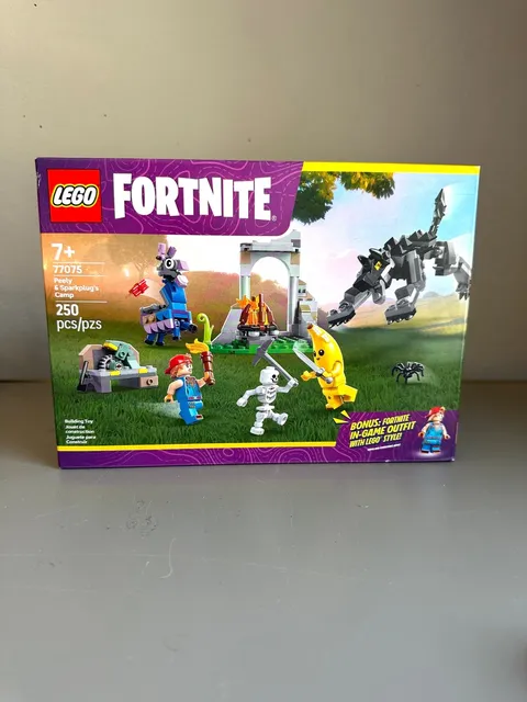LEGO FORTNITE Peely & Sparkplug’s Camp NEW 77075