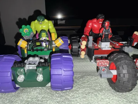 LEGO Marvel Super Heroes Hulk vs. Red Hulk (76078) Lot