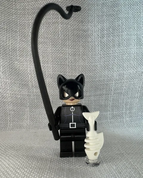 2006 LEGO Catwoman bat003 Dark Purple Trim, Red Lips w/ Whip & Fish Bone
