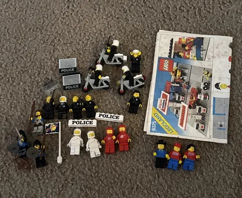 Vintage Lego Lot Of Minifigures 1980’s Spacemen Police Exon Mobile Knights