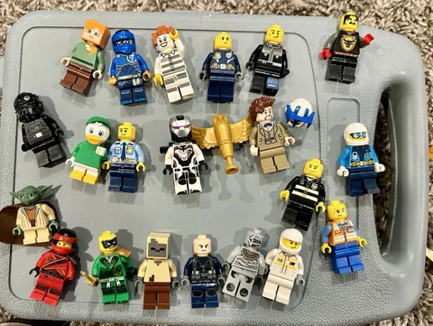 Nearly 3lbs Legos, Unfinished Lego Builder Sets With 29 Lego Characters See Desc
