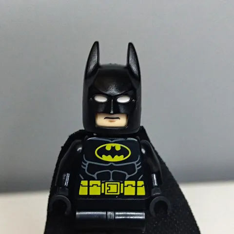 LEGO Batman Minifigure Black And Yellow Suit w/ One Hole Fabric Cape