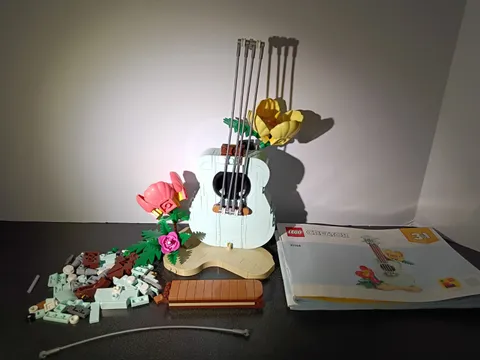 Lego Creator Tropical Ukulele 31156 parts