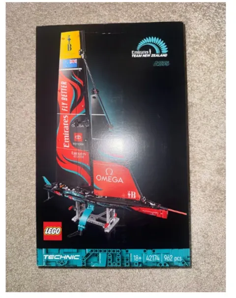 LEGO TECHNIC: Emirates Team New Zealand Ac75 Yacht 42174 brand new