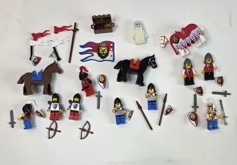Lego Royal Knights Castle (6090) Minifigures, Horses And Flag