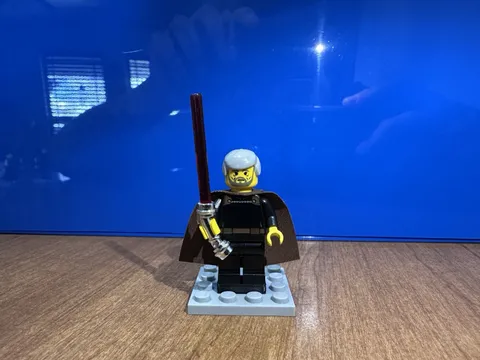 LEGO Star Wars Count Dooku w Chrome Silver Lightsaber Curved Hilt