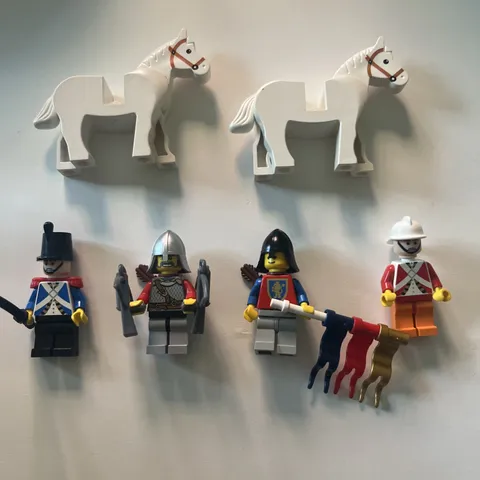 Lot of 4 Lego Minifigures and 2 horses