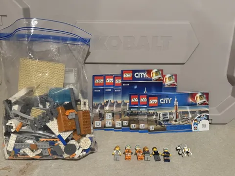 LEGO CITY: Deep Space Rocket and Launch Control (60228)