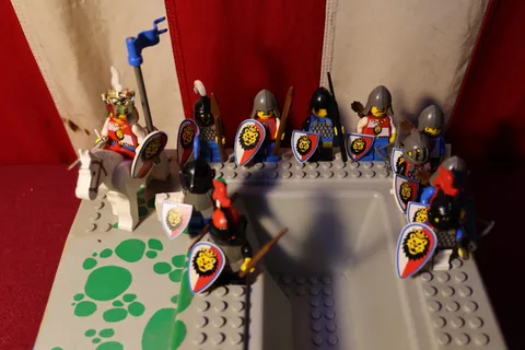 Vintage Lot Lego Castle Royal Knights King Richard 6008 Monarch Raised Base