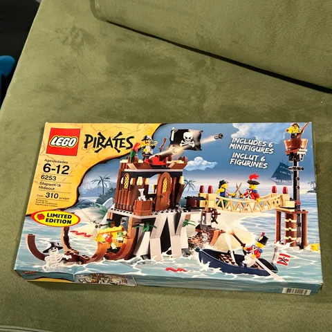 LEGO PIRATES: "Shipwreck Hideout"  6253 Damaged Box 310pcs