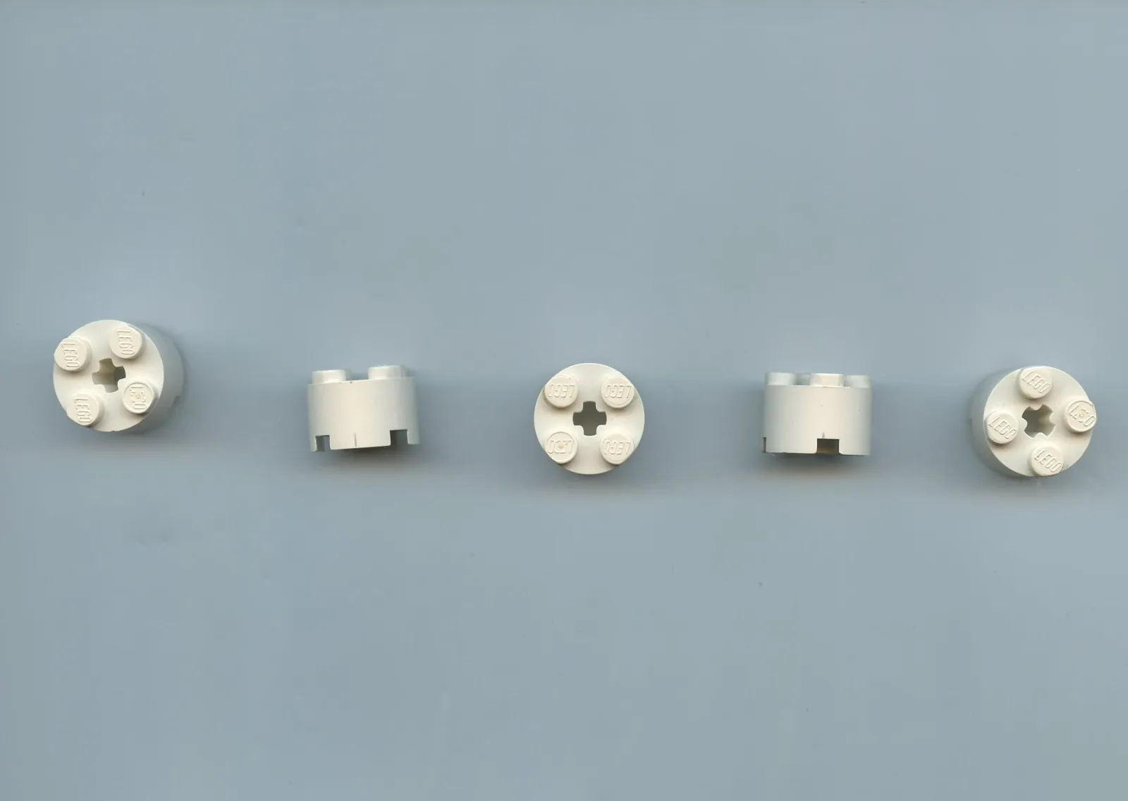 LEGO x 5 White Brick, Round 2 x 2 with Axle Hole 3941