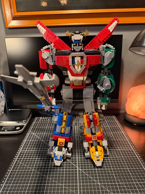 AUTHENTIC LEGO Ideas Voltron Defender of the Universe (21311) - RETIRED