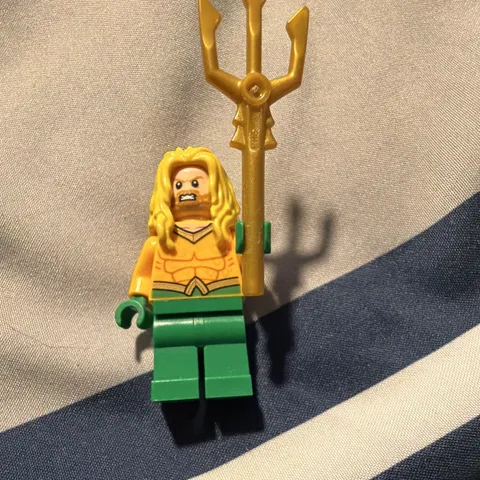 LEGO Super Heroes Aquaman Minifigure w/ Long Blonde Hair & Gold Trident Age 5+