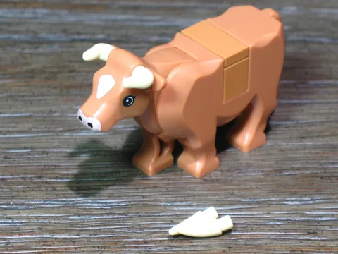 LEGO® Dairy Medium Nougat Cow with Cream Beige Horns Farm Animal Minifigure