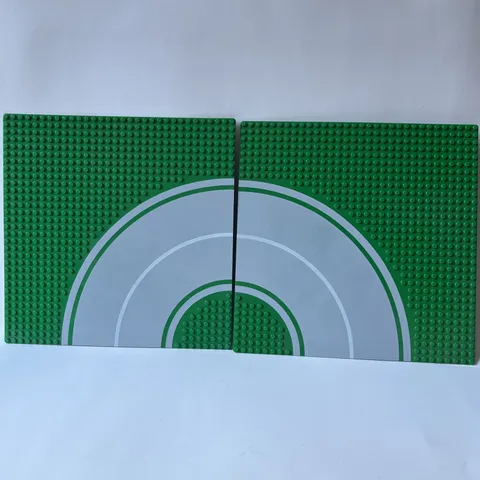 Lego 30281 613p01 Green Baseplate Road 32 x 32 8-Stud Curve Road Pattern Lot Of2