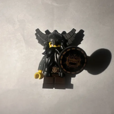 Lego  Collectible Minifigures: Series 5 Minifigures: col076 with shield