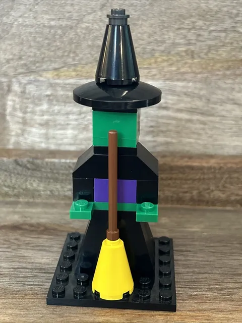 LEGO 40070 October 2013 Monthly Mini Build Witch Halloween -  RETIRED