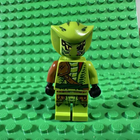 LEGO Ninjago Lasha Minifigure Red Vials 9447 Rise Of Snakes Z9