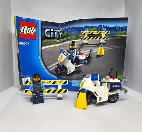 LEGO City Police 60007 High Speed Chase Complete w/ Instructions Minifigs