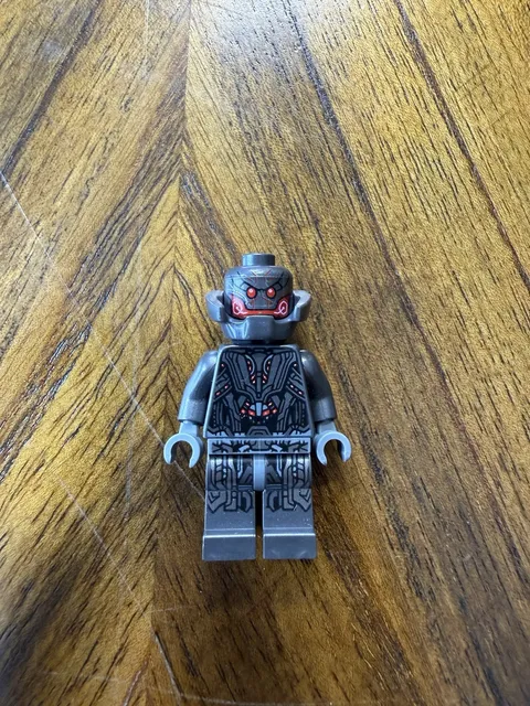 LEGO Marvel Superheroes Ultron Prime Minifigure ( 76031 )