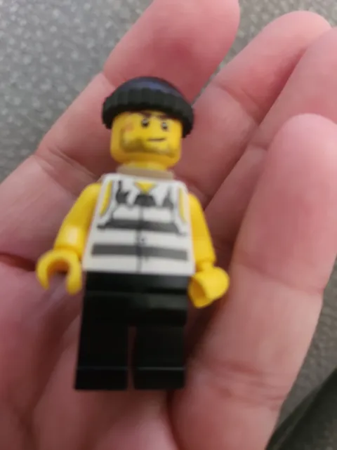 Lego Minifigure City Police Jail Prisoner With Cap & Bag