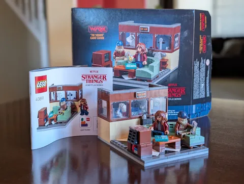 Lego Netflix Stranger Things 40891 WSQK "The Squawk" Radio Station GWP COMPLETE