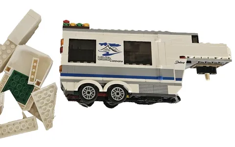 LEGO Wildlife Caravans Deluxe Camper Trailer RV 60182 Plastic Set INCOMPLETE