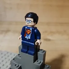 LEGO Plastic Superman Clark Kent Minifigure Dark Blue Suit Logo Tie Black Hair