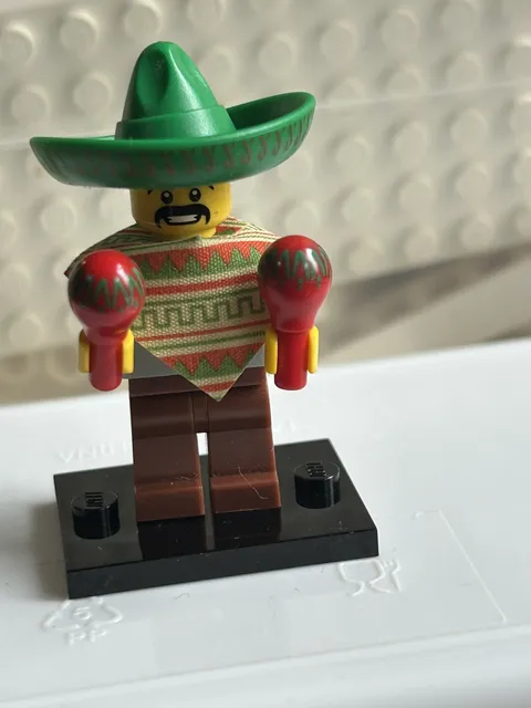 LEGO Mariachi / Maraca Man Minifigure Collectible CMF Series 2 (8684) - Complete