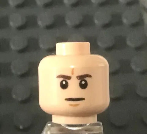 LEGO Light Nougat Flesh Minifig Head with Serious Look and Dimples, Stern Upset