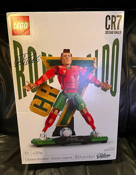 LEGO Editions CR7 Cristiano Ronaldo Soccer Legend 43016 2 in 1 854 pcs