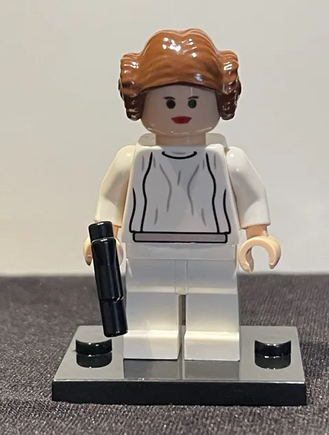 LEGO Star Wars Princess Leia Minifigure w/ Blaster, White Outfit