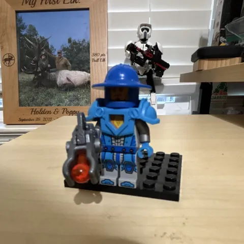 LEGO Minifigure nexo knight guard good con with blaster